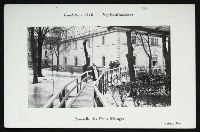 Carte postale ancienne Passerelle des Petits Ménages à Issy-les-Moulineaux