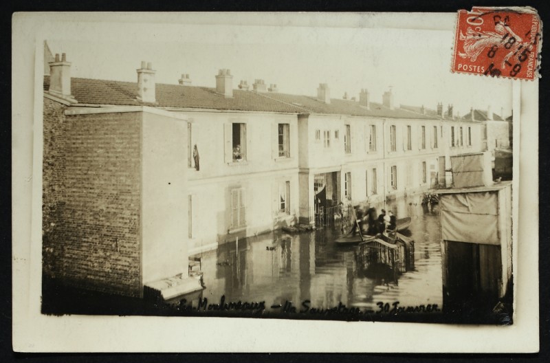 Carte postale ancienne Le Sauvetage - 30 janvier 1910 à Issy-les-Moulineaux
