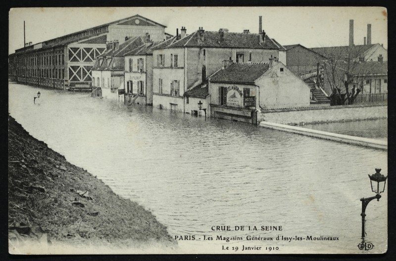 Carte postale ancienne Paris Les Magasins Generaux d'Issy-les-Moulineaux Inondations 1910 à Issy-les-Moulineaux