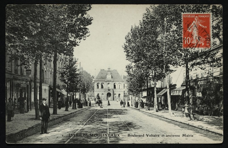 Carte postale ancienne Boulevard Voltaire et ancienne Mairie à Issy-les-Moulineaux