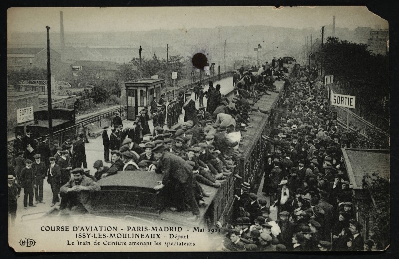 Carte postale ancienne Course d'Aviation - Paris-Madrid - Mai 1911 - Issy-les-Moulineaux - Départ - Le train de Ceinture amenant les spectateurs à Paris 15e