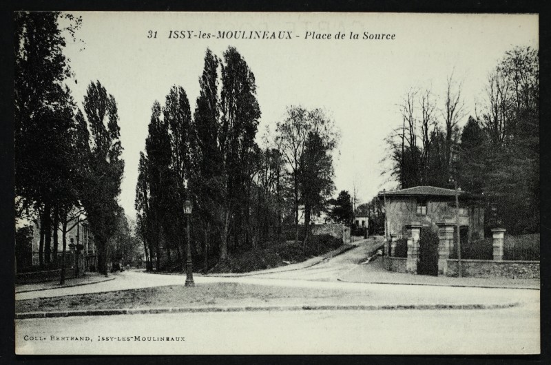 Carte postale ancienne Place de la Source à Issy-les-Moulineaux