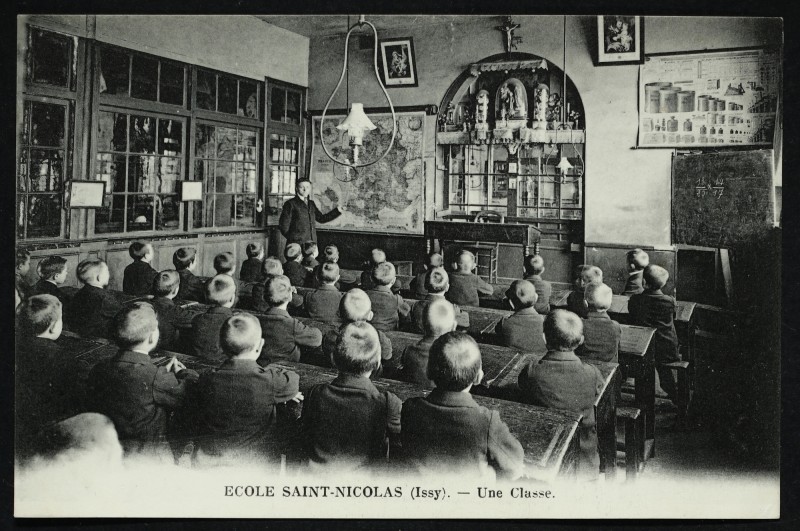 Carte postale ancienne Ecole Saint-Nicolas (Issy)- Une classe à Issy-les-Moulineaux