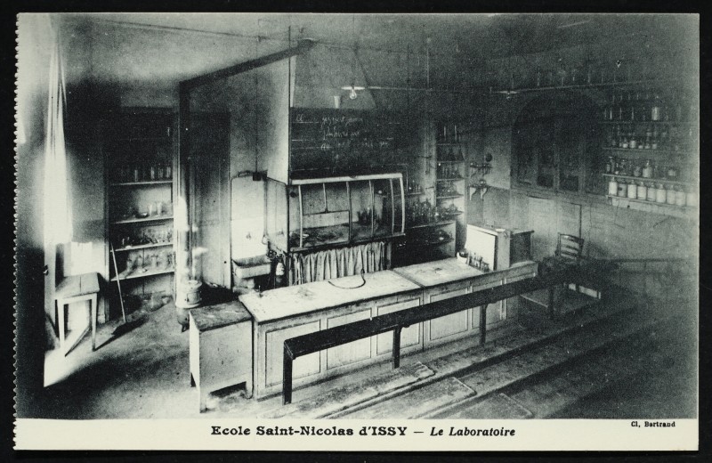 Carte postale ancienne Ecole Saint-Nicolas d'Issy - Le Laboratoire à Issy-les-Moulineaux