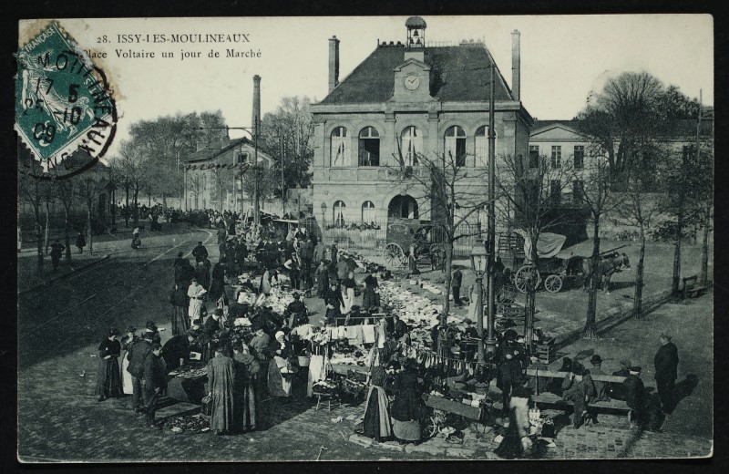 Carte postale ancienne Place Voltaire un jour de Marché à Issy-les-Moulineaux
