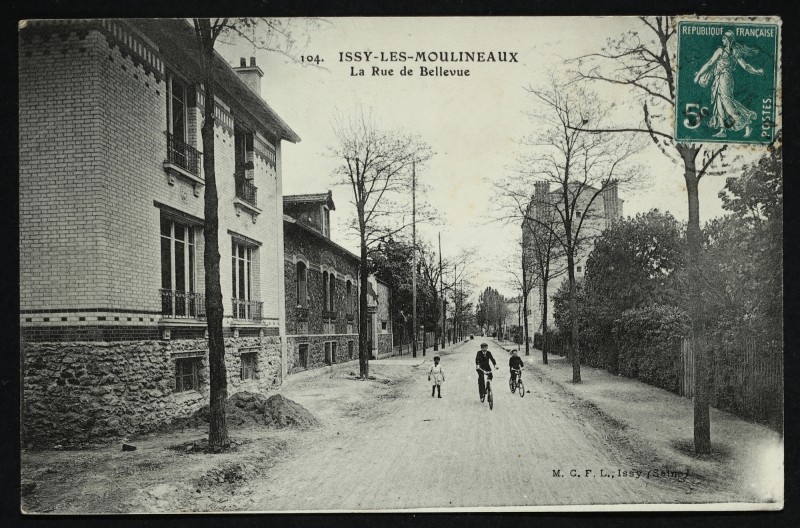 Carte postale ancienne La Rue de Bellevue à Issy-les-Moulineaux