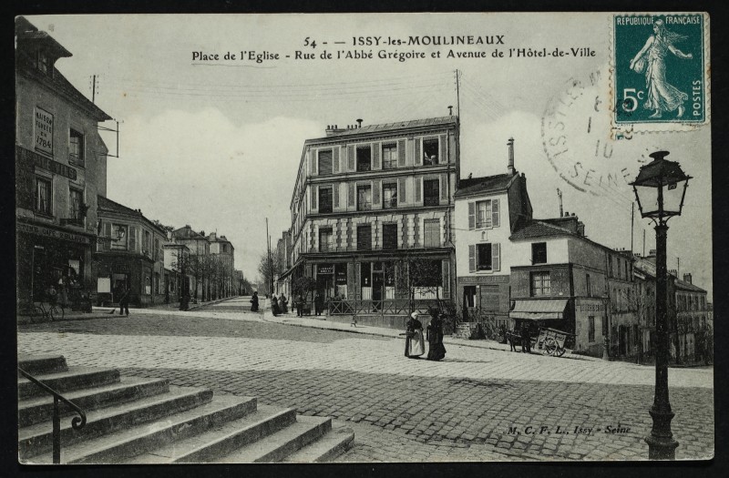 Carte postale ancienne Place de l'Eglise - Rue de l'Abbé Grégoire et Avenue de l'Hôtel-de-Ville à Issy-les-Moulineaux