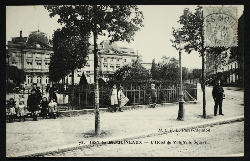 Carte postale ancienne L'Hôtel de Ville et le Square à Issy-les-Moulineaux