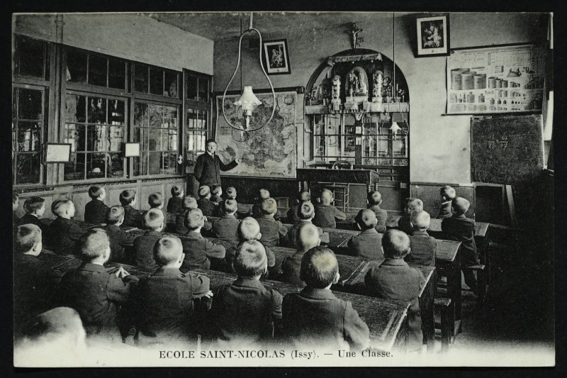 Carte postale ancienne Saint-Nicolas - Une classe à Issy-les-Moulineaux