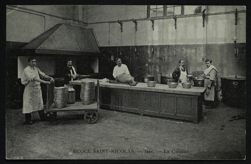 Carte postale ancienne Ecole Saint-Nicolas - La cuisine à Issy-les-Moulineaux
