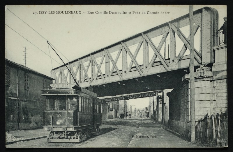 Carte postale ancienne Rue Camille-Desmoulins et Pont du Chemin de fer à Issy-les-Moulineaux