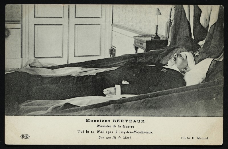 Carte postale ancienne Monsieur Bertraux - Ministre de la Guerre - Tué le 21 Mai 1911 à Issy-les-Moulineaux - Sur son lit de Mort à Chatou