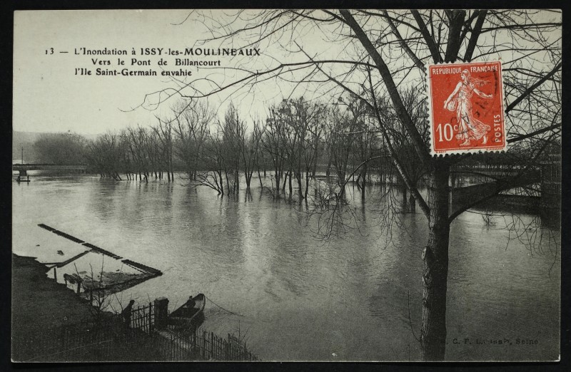 Carte postale ancienne Vers le Pont de Billancourt l'Ile Saint-Germain envahie à Issy-les-Moulineaux