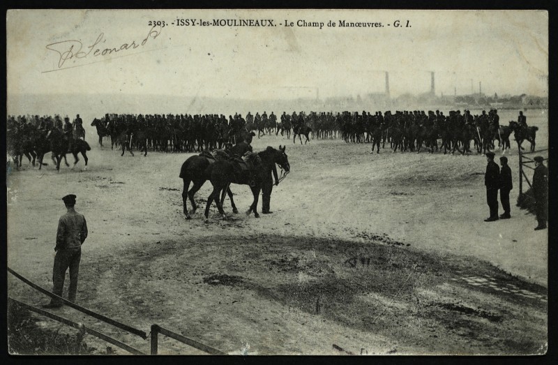 Carte postale ancienne Le Champ de Manoeuvres à Paris 15e