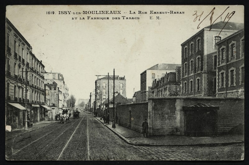 Carte postale ancienne La Rue Ernest-Renan et la Fabrique des Tabacs à Issy-les-Moulineaux