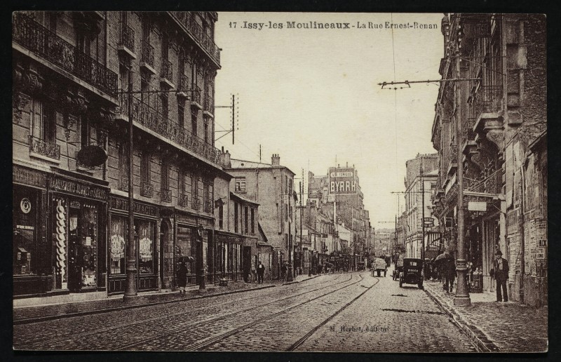 Carte postale ancienne La Rue Ernest-Renan à Issy-les-Moulineaux