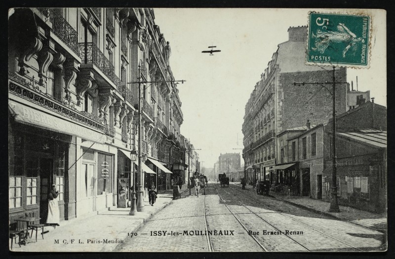 Carte postale ancienne La Rue Ernest-Renan à Issy-les-Moulineaux