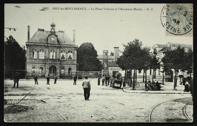 Carte postale ancienne La Place Voltaire et l'Ancienne Mairie à Issy-les-Moulineaux