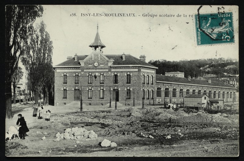 Carte postale ancienne Groupe scolaire de la rue de Boulogne à Issy-les-Moulineaux
