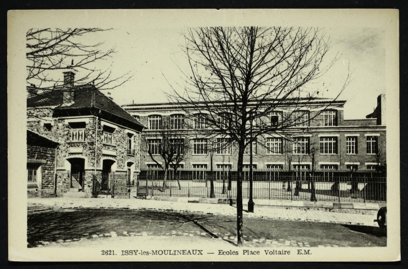 Carte postale ancienne Ecoles Place Voltaire à Issy-les-Moulineaux