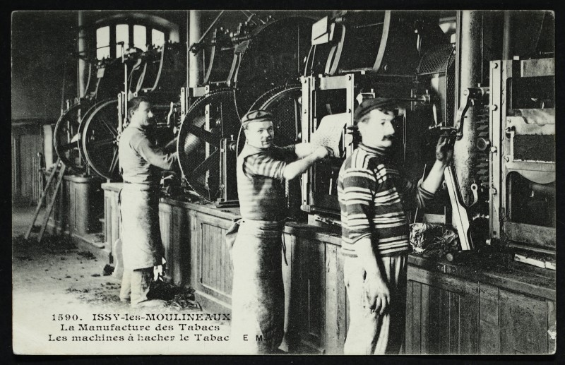 Carte postale ancienne La Manufacture des Tabacs - Les machines à hacher le Tabac à Issy-les-Moulineaux