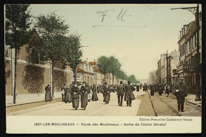 Carte postale ancienne Route des Moulineaux - Sortie de l'usine Gévelot à Issy-les-Moulineaux