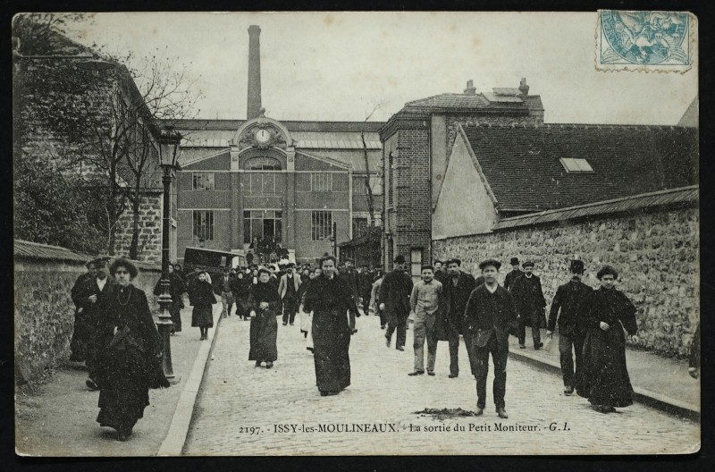 Carte postale ancienne La sortie du "Petit Moniteur" à Issy-les-Moulineaux