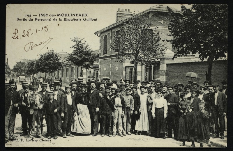 Carte postale ancienne Sortie du Personnel de la Biscuiterie Guillout à Issy-les-Moulineaux