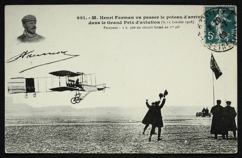 Carte postale ancienne Monsieur Henri Farman va passer le poteau d'arrivée dans le Grand Prix d'aviation (le 13 Janvier 1908) à Paris 15e