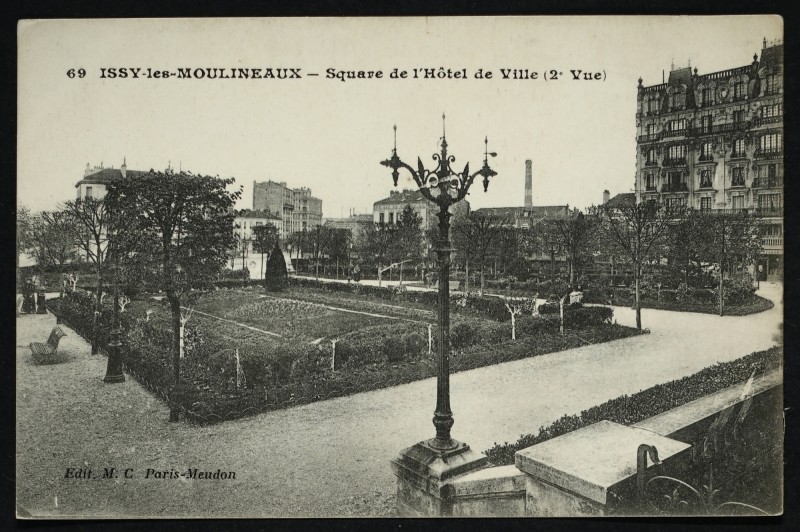 Carte postale ancienne Square de l'Hôtel de ville (2è vue) à Issy-les-Moulineaux