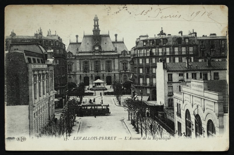 Carte postale ancienne L'Avenue de la République, au fond la Mairie à Levallois-Perret