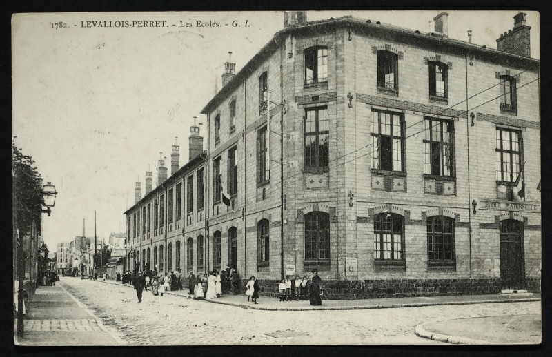 Carte postale ancienne Les Ecoles à Levallois-Perret