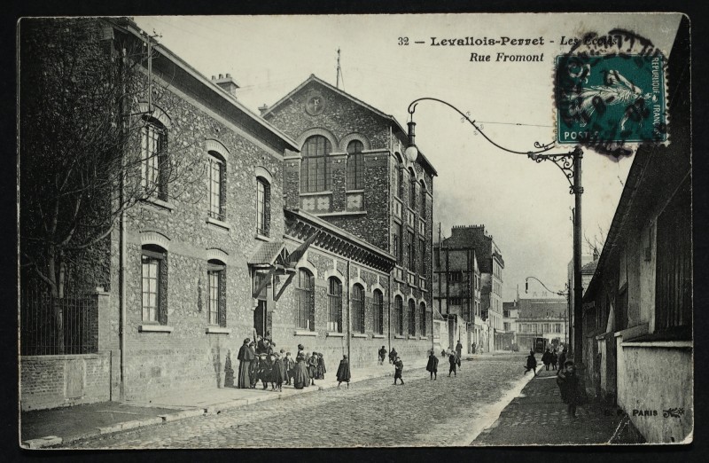 Carte postale ancienne Les Ecoles Rue Fromont à Levallois-Perret