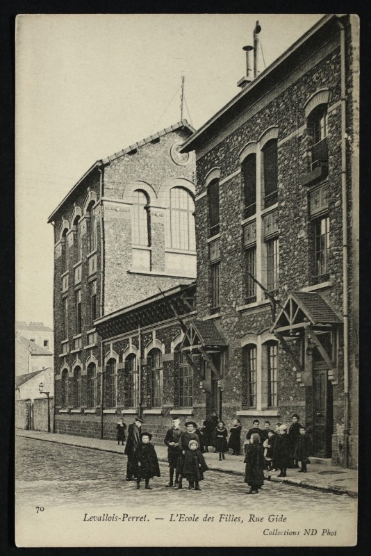 Carte postale ancienne L'Ecole des Filles, Rue Gide à Levallois-Perret