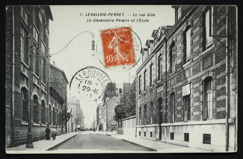 Carte postale ancienne La rue Gide, le dispensaire Pèreire et l'Ecole à Levallois-Perret