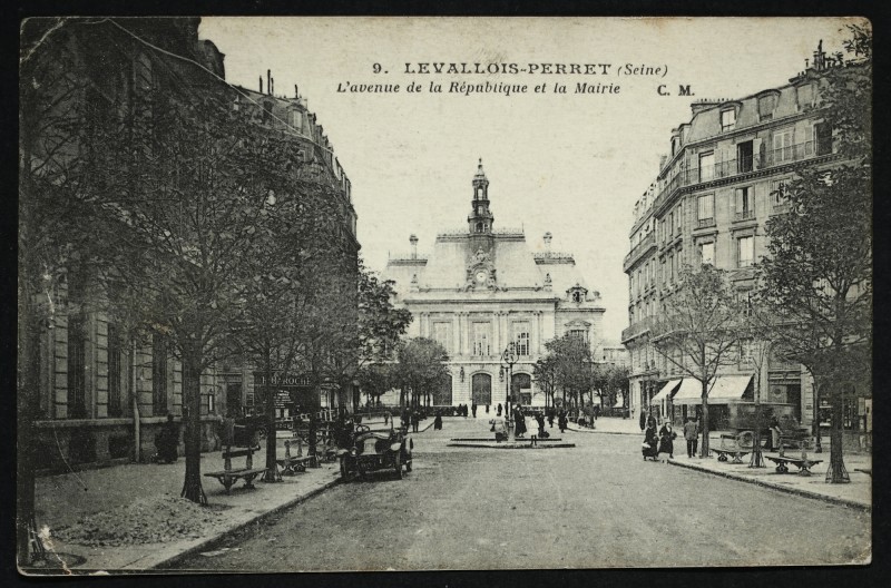 Carte postale ancienne L'avenue de la République et la Mairie à Levallois-Perret