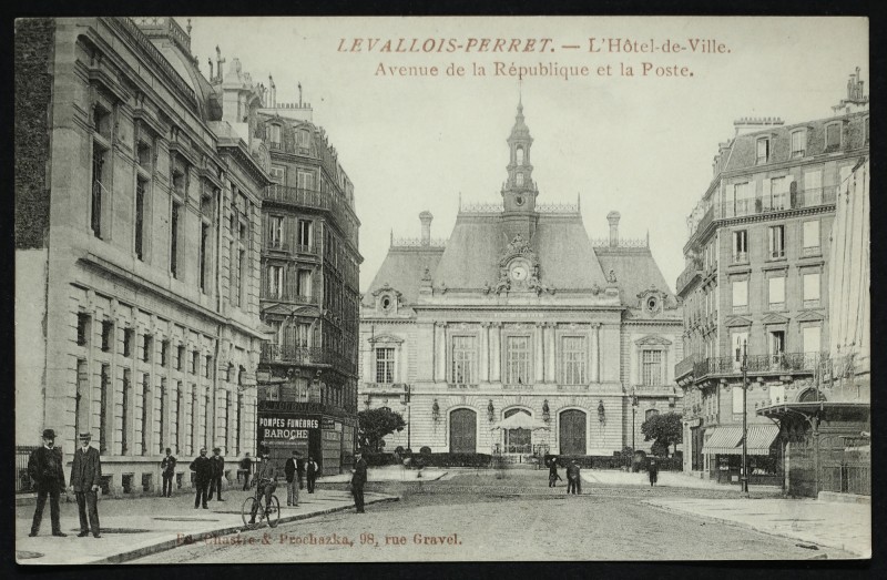 Carte postale ancienne L'Hôtel de Ville - Avenue de la République et la Poste à Levallois-Perret