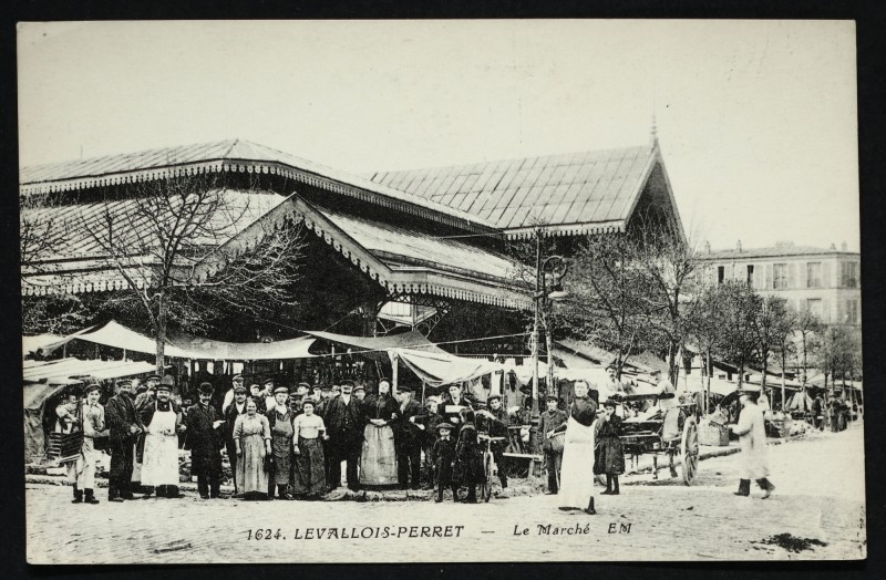 Carte postale ancienne Le Marché à Levallois-Perret