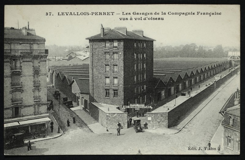 Carte postale ancienne Les Garages de la Compagnie Française vus à vol d'oiseau à Levallois-Perret