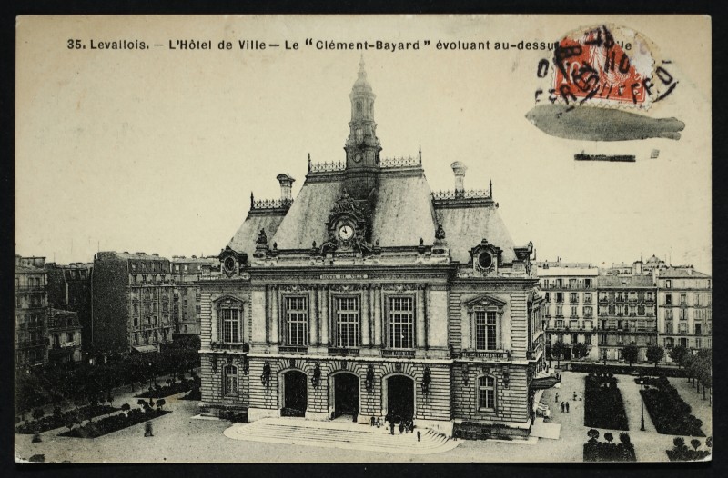 Carte postale ancienne L'Hotel de Ville - Le "Clément Bayard" évoluant au-dessus à Levallois-Perret
