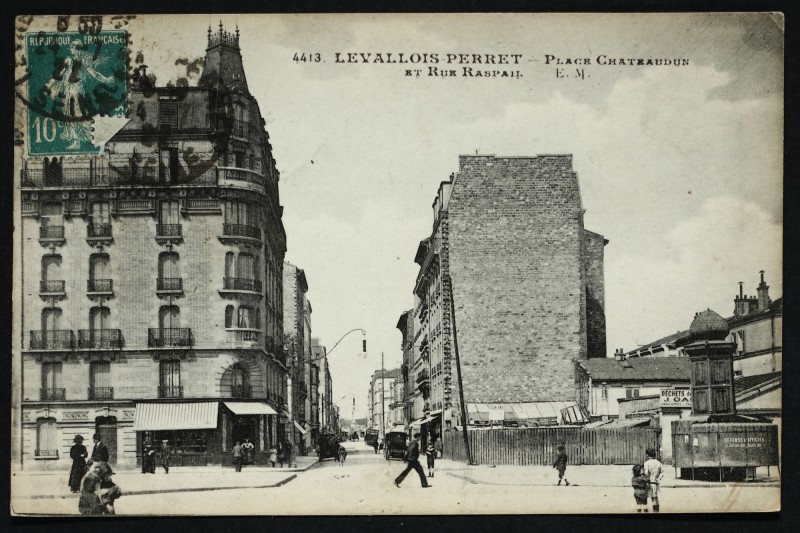 Carte postale ancienne Place Chateaudun et Rue Raspail à Levallois-Perret