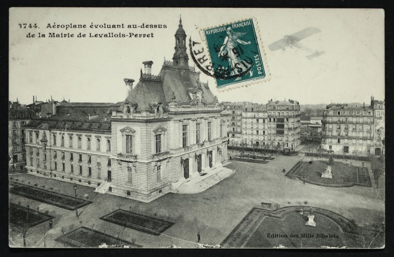 Carte postale ancienne Aéroplane évoluant au-dessus de la Mairie à Levallois-Perret