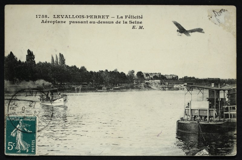 Carte postale ancienne La Félicité Aéroplane évoluant au-dessus de la Seine à Levallois-Perret