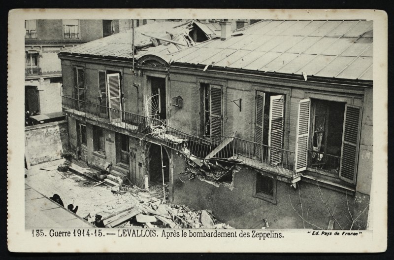 Carte postale ancienne Guerre 1914-15 - Après le bombardement des Zeppelins à Levallois-Perret
