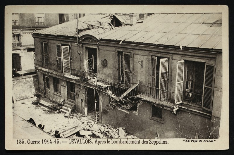 Carte postale ancienne Guerre 1914-15 - Après le bombardement des Zeppelins à Levallois-Perret