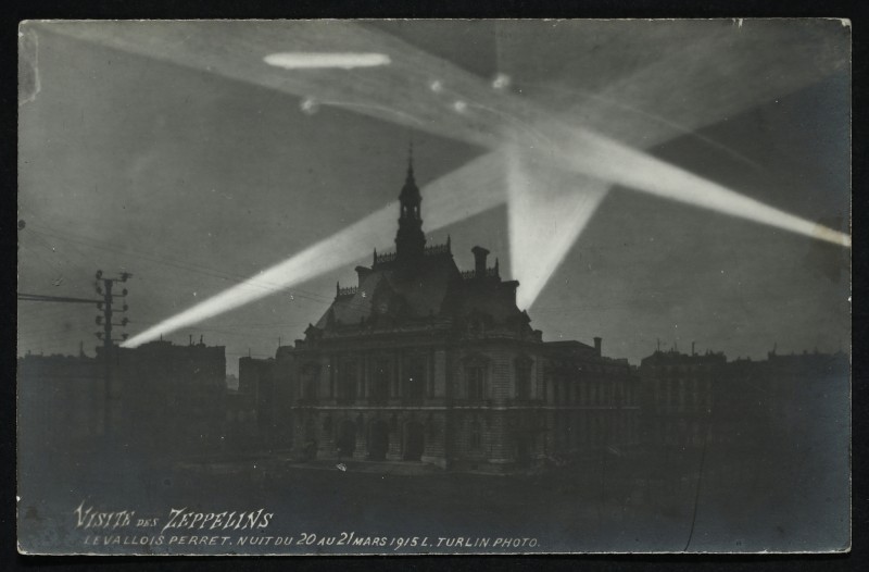 Carte postale ancienne Visite des Zeppelins - nuit du 20 au 21 mars1915 à Levallois-Perret