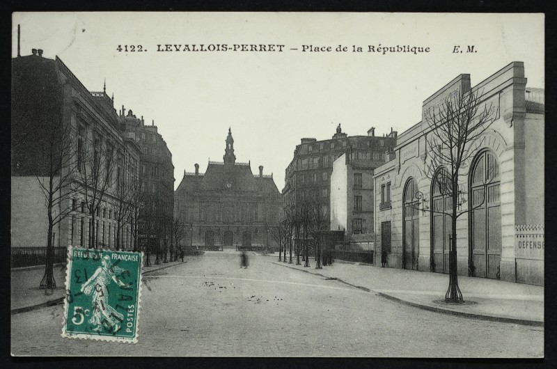 Carte postale ancienne Place de la République à Levallois-Perret