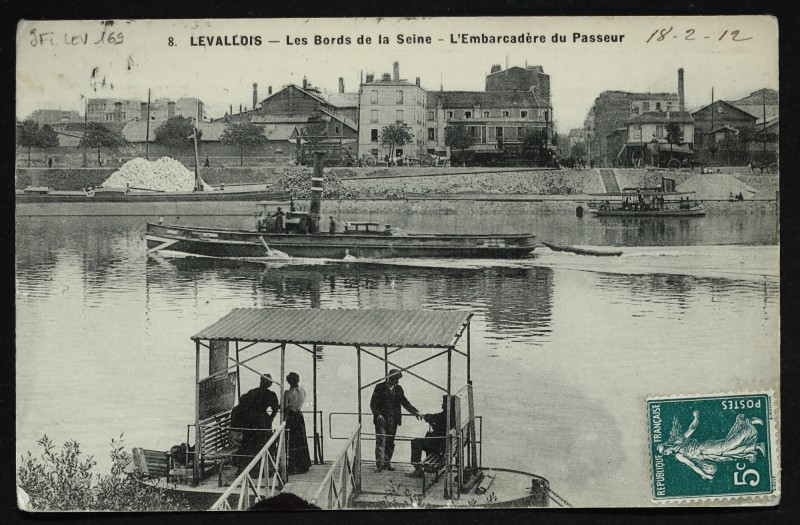 Carte postale ancienne Les Bords de la Seine - L'Embarcadère du Passeur à Levallois-Perret