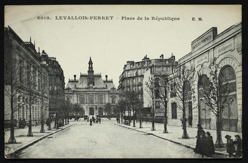 Carte postale ancienne Place de la République à Levallois-Perret