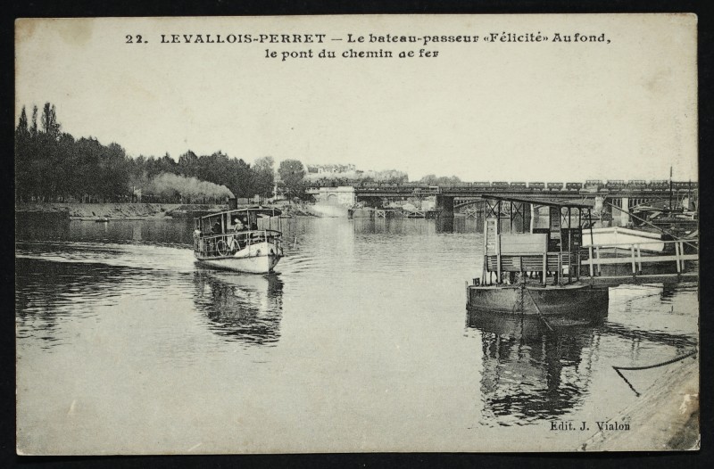 Carte postale ancienne Le bateau-passeur "Félicité". Au fond, le pont du chemin de fer à Levallois-Perret